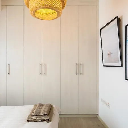Spacious 1-bedroom Flat 3 Minutes From The Beach! Apartman