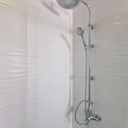 Apartman Spacious 1-bedroom Flat 3 Minutes From The Beach! *