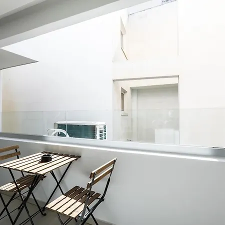 Spacious 1-bedroom Flat 3 Minutes From The Beach! Lárnaka