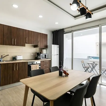 Spacious 1-bedroom Flat 3 Minutes From The Beach! Lárnaka