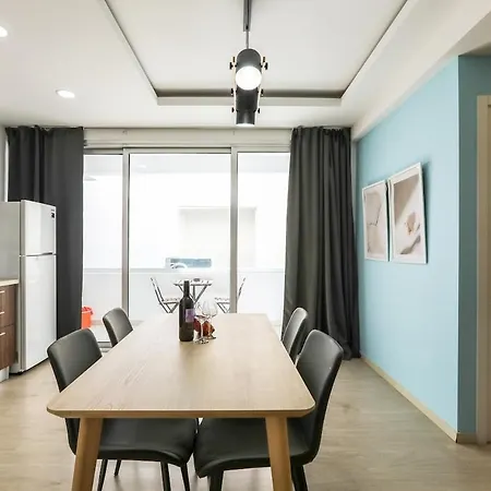 Spacious 1-bedroom Flat 3 Minutes From The Beach!