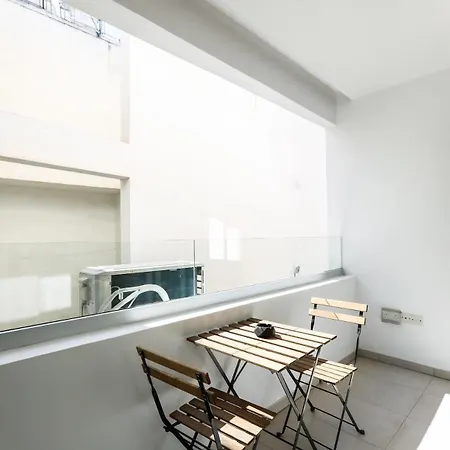 Apartament Spacious 1-bedroom Flat 3 Minutes From The Beach! *
