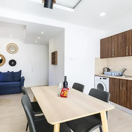 Spacious 1-bedroom Flat 3 Minutes From The Beach! Apartament *
